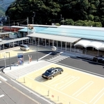 駐車スペースをカラー舗装するなど改修し、２０１９年１０月に供用が始まった駅前広場＝ＪＲ香住駅