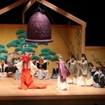 巨大な鐘の下で迫力ある舞が繰り広げられた「道成寺」の公演＝豊岡市民会館