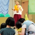 人形劇団クラルテの演目を鑑賞する親子たち＝豊岡市民プラザ