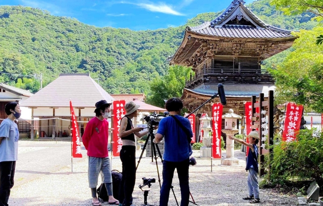 城崎温泉の温泉寺で撮影するメンバー＝豊岡市城崎町湯島（酒井一途さん提供）
