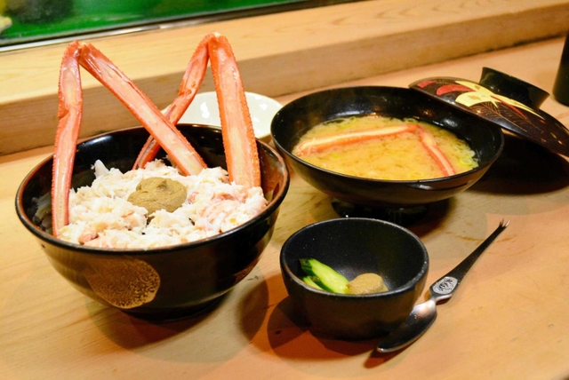 三七十鮨（みなとずし）の「カニカニカーニバル丼」（香美町提供）