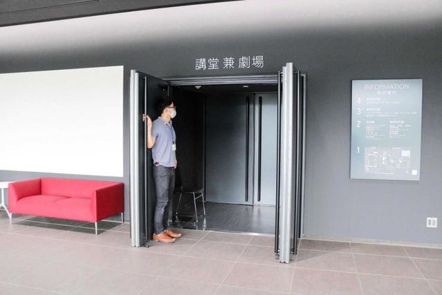 「静思堂シアター」と命名された芸術文化観光専門職大学の劇場＝豊岡市山王町