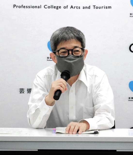 会見する平田オリザ氏＝豊岡市山王町