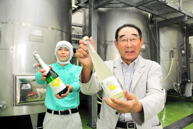 梨ワイン「梨花一輪」と「梨花一輪スパークリング」をＰＲする柴崎一秀会長（右）と製造部主任の宮本洋平さん＝香美町香住区三谷