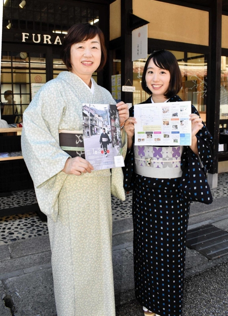 まち歩きイベントをＰＲする斉藤愛織さん（右）と金井理恵子さん＝豊岡市出石町田結庄
