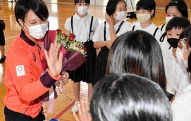 児童とエアタッチする小西杏奈選手（左）＝三江小