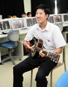 コラボ演奏を楽しむ北村さん＝香美町香住区矢田、香住高校