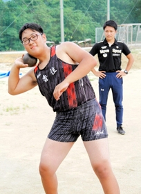 近畿高校ユース陸上競技対校選手権の男子１年砲丸投げに出場する田尻風詩さん（左）と練習を見守る●垣広大顧問＝香住高（注）●は高の異体字、はしご高