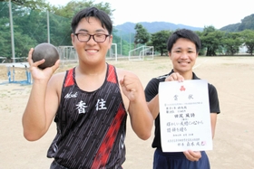 近畿高校ユース陸上競技対校選手権の男子１年砲丸投げに出場する田尻風詩さん（左）と練習を見守る●垣広大顧問＝香住高（注）●は高の異体字、はしご高