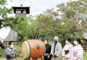 初めて迎えた「いずし時の記念日」を、太鼓を打ち鳴らして祝う関係者たち＝豊岡市出石町内町