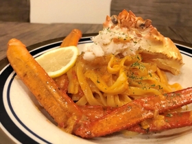 グリルキッチンティーダの「香住ガニの鬼盛り濃厚クリームパスタ」（香美町提供）