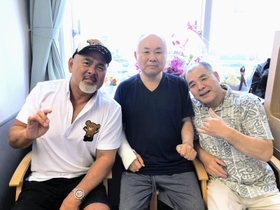 森山良実会長（中央）の見舞いに訪れた武藤敬司さん（左）とレフェリーの和田京平さん＝２０１８年（森山さん提供）