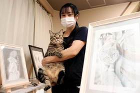 愛らしいネコの鉛筆画が並ぶ保護ネコのカフェ「猫時間」＝新温泉町湯