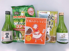 日本酒や岩津ねぎのスナックなど朝来市から事前に郵送される土産（同市提供）