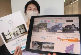 空き家バンク制度の利用を促す市の担当者＝朝来市役所