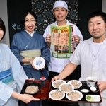 「そば庄」と「甚兵衛」の店主ら＝豊岡市出石町鉄砲