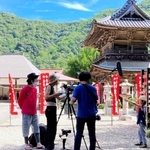 城崎温泉の温泉寺で撮影するメンバー＝豊岡市城崎町湯島（酒井一途さん提供）