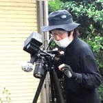 カメラを向ける太田信吾監督＝豊岡市城崎町湯島（酒井一途さん提供）