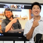 世界的ギタリスト、ジャスティン・キングさん（左）とオンラインで交流した北村空大さん＝香美町香住区矢田、香住高校