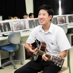 コラボ演奏を楽しむ北村さん＝香美町香住区矢田、香住高校