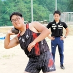 近畿高校ユース陸上競技対校選手権の男子１年砲丸投げに出場する田尻風詩さん（左）と練習を見守る●垣広大顧問＝香住高（注）●は高の異体字、はしご高