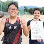 近畿高校ユース陸上競技対校選手権の男子１年砲丸投げに出場する田尻風詩さん（左）と練習を見守る●垣広大顧問＝香住高（注）●は高の異体字、はしご高