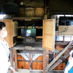 観光ガイドの案内で、辰鼓楼の内部を見学する来場者＝豊岡市出石町内町