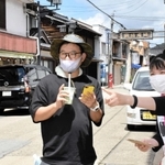 街歩きの試演会で参加者に説明する高野桂子さん（右）＝豊岡市出石町田結庄