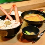 三七十鮨（みなとずし）の「カニカニカーニバル丼」（香美町提供）