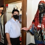 店内に飾られる「グレート・ムタ」の衣装を説明する森山順一郎社長＝武藤道場豊岡店