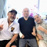 森山良実会長（中央）の見舞いに訪れた武藤敬司さん（左）とレフェリーの和田京平さん＝２０１８年（森山さん提供）