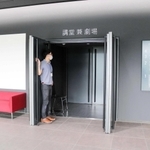 「静思堂シアター」と命名された芸術文化観光専門職大学の劇場＝豊岡市山王町