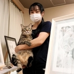 愛らしいネコの鉛筆画が並ぶ保護ネコのカフェ「猫時間」＝新温泉町湯