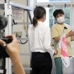 撮影で酒蔵を案内する酒造会社「田治米」の田治米博貴社長（右）＝朝来市山東町矢名瀬町