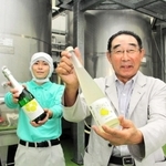 梨ワイン「梨花一輪」と「梨花一輪スパークリング」をＰＲする柴崎一秀会長（右）と製造部主任の宮本洋平さん＝香美町香住区三谷