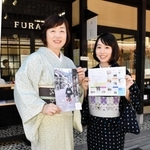 まち歩きイベントをＰＲする斉藤愛織さん（右）と金井理恵子さん＝豊岡市出石町田結庄