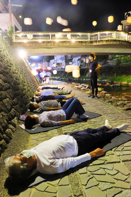 地下に温泉が流れる遊歩道で開かれたリラクゼーション教室＝新温泉町湯