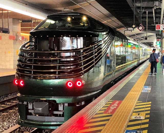 ２３日から香住駅に停車する瑞風の先頭車両＝ＪＲ大阪駅