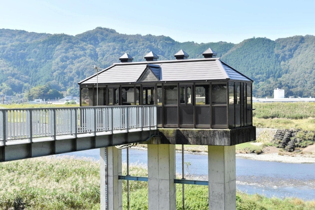 ガラス張りの「進美寺川樋門」＝豊岡市日高町赤崎