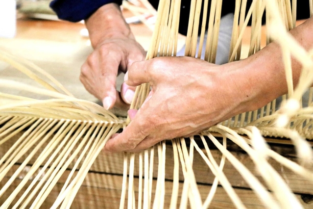 ヤナギを編む寺内さんの手元。３０年近くの職人技が凝縮されている