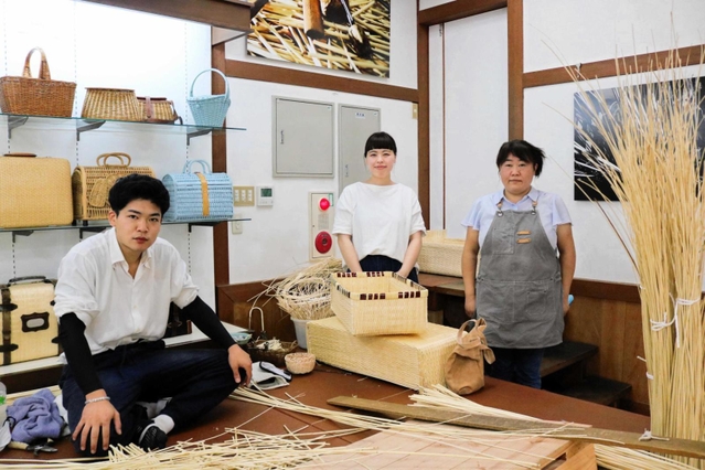 妃柳細工を学ぶ豊岡市の地域おこし協力隊員たち＝豊岡市出石町内町