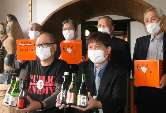 但馬地域の６銘柄をセットにした「但馬の蔵元自慢」をＰＲする北兵庫酒造組合の関係者ら＝田治米