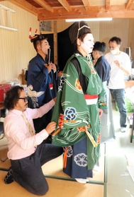 大人用の衣装は今年から新たにそろえた＝沖野神社