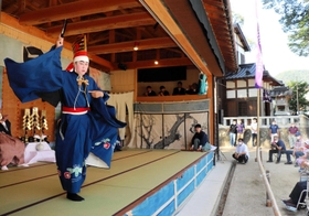 力強い舞を披露する訓谷若手会のメンバーたち＝沖野神社