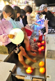 色とりどりにライトアップされた足湯＝新温泉町湯