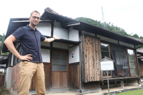 明治期に建てられた旧生野鉱山職員宿舎をゲストハウスとして運営するレハンさん＝朝来市生野町口銀谷