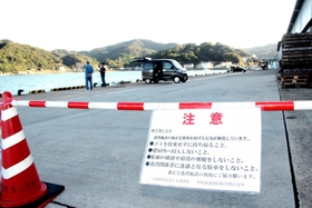 釣り人に港湾施設の適正な使用を呼び掛ける張り紙。県新温泉土木事務所と但馬漁協柴山支所の連名となっている＝柴山港