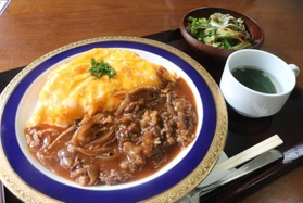 有機卵を使った看板メニューの「生野オムハヤシ」＝朝来市生野町小野