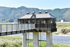 ガラス張りの「進美寺川樋門」＝豊岡市日高町赤崎