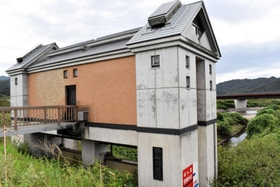 レンガ風の「谷山川樋門」はソーラーパネル付き＝豊岡市出石町弘原